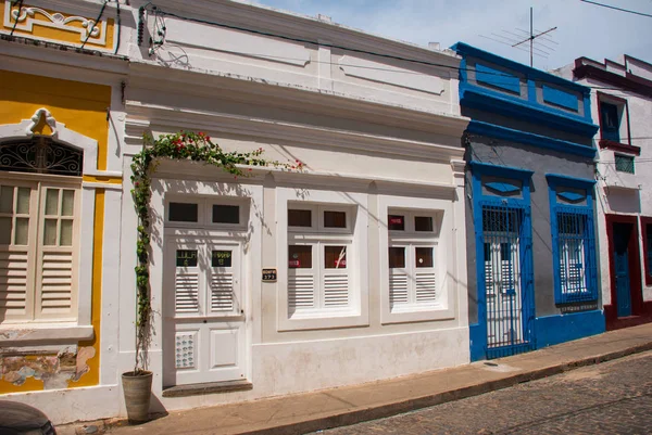 巴西伯南布哥奥林达：巴西伯南布哥的奥林达历史悠久的街道，其鹅卵石和建筑可追溯到 17 世纪，当时巴西是葡萄牙殖民地. — 图库照片