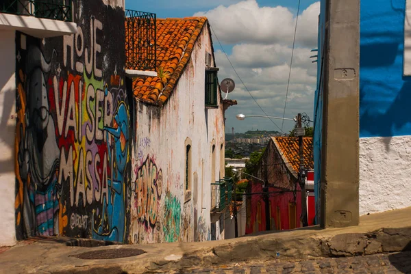 브라질 올린다, 페르남부코: 브라질이 포르투갈 식민지였던 17세기에 자갈과 건물이 있는 브라질 페르남부코의 올린다의 역사적인 거리. — 스톡 사진