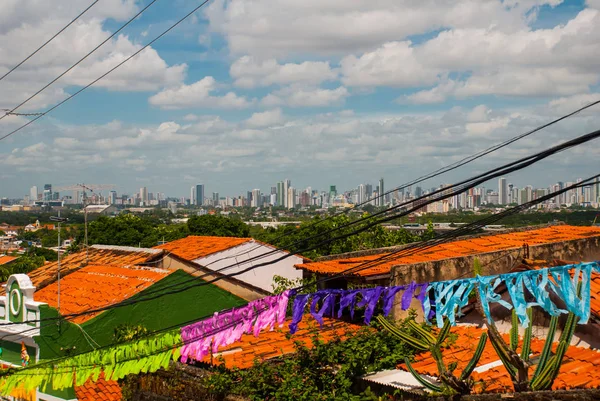 Olinda, Pernambuco, Brazilië: de historische straten van Olinda in Pernambuco, Brazilië met zijn kasseien en gebouwen gedateerd uit de 17e eeuw toen Brazilië een Portugese kolonie was. — Stockfoto