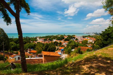 Olinda, Brezilya: Alto da Se tepesinin tepesinden Olinda'nın tarihi merkezinin görünümü, arka planda Recife
