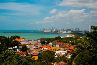 Olinda, Brezilya: Alto da Se tepesinin tepesinden Olinda'nın tarihi merkezinin görünümü, arka planda Recife
