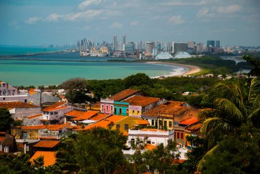 Olinda, Brezilya: Alto da Se tepesinin tepesinden Olinda'nın tarihi merkezinin görünümü, arka planda Recife