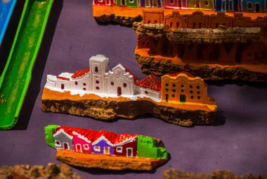 Olinda, Pernambuco, Brezilya: Brezilya sanat ve zanaat bir ağaç kabuğu üzerine oyulmuş ve Pernambuco, Brezilya Olinda renkli bina temsil eden canlı renkler ile boyanmış. Pazar