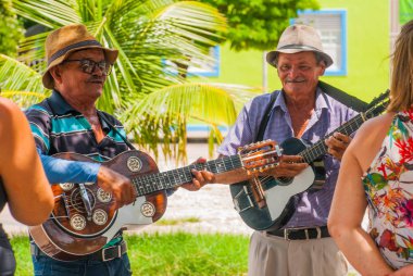 Olinda, Brezilya: Sokak müzisyenleri para kazanmak için turistler için gitar çalmak