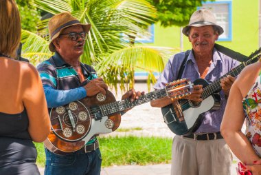 Olinda, Brezilya: Sokak müzisyenleri para kazanmak için turistler için gitar çalmak