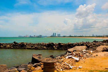 Olinda, Pernambuco, Brezilya: Olinda plaja bakan güzel manzara. Yüzmek burada tehlikelidir. Uzakta, Recife şehir