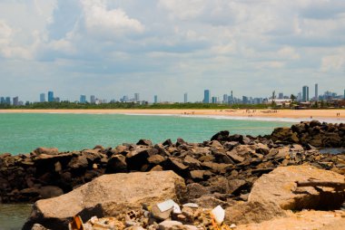 Olinda, Pernambuco, Brezilya: Olinda plaja bakan güzel manzara. Yüzmek burada tehlikelidir. Uzakta, Recife şehir