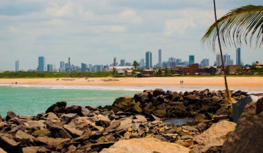 Olinda, Pernambuco, Brezilya: Olinda plaja bakan güzel manzara. Yüzmek burada tehlikelidir. Uzakta, Recife şehir