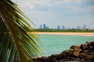 Olinda, Pernambuco, Brezilya: Olinda plaja bakan güzel manzara. Yüzmek burada tehlikelidir. Uzakta, Recife şehir