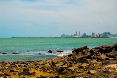 Olinda, Pernambuco, Brezilya: Olinda plaja bakan güzel manzara. Yüzmek burada tehlikelidir. Uzakta, Recife şehir