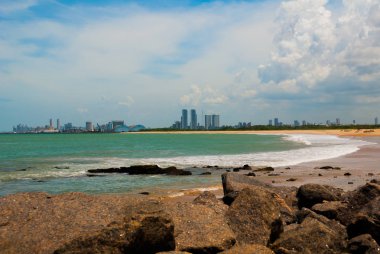 Olinda, Pernambuco, Brezilya: Olinda plaja bakan güzel manzara. Yüzmek burada tehlikelidir. Uzakta, Recife şehir