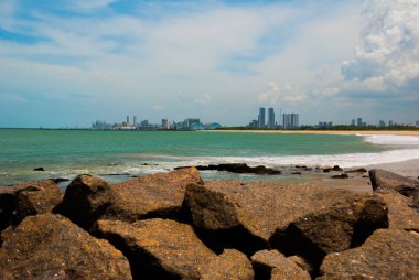 Olinda, Pernambuco, Brezilya: Olinda plaja bakan güzel manzara. Yüzmek burada tehlikelidir. Uzakta, Recife şehir