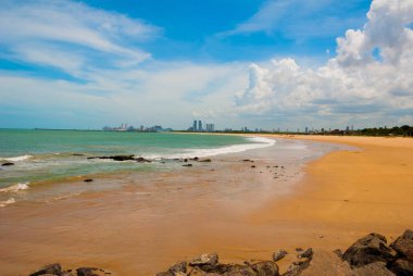 Olinda, Pernambuco, Brezilya: Olinda plaja bakan güzel manzara. Yüzmek burada tehlikelidir. Uzakta, Recife şehir