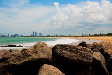 Olinda, Pernambuco, Brezilya: Olinda plaja bakan güzel manzara. Yüzmek burada tehlikelidir. Uzakta, Recife şehir