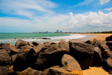 Olinda, Pernambuco, Brezilya: Olinda plaja bakan güzel manzara. Yüzmek burada tehlikelidir. Uzakta, Recife şehir