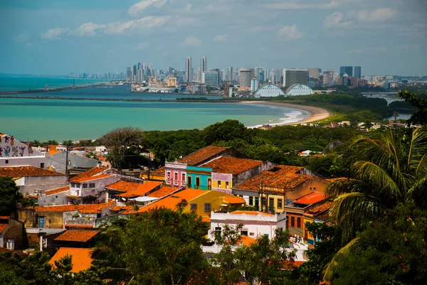Olinda, Brezilya: Alto da Se tepesinin tepesinden Olinda'nın tarihi merkezinin görünümü, arka planda Recife