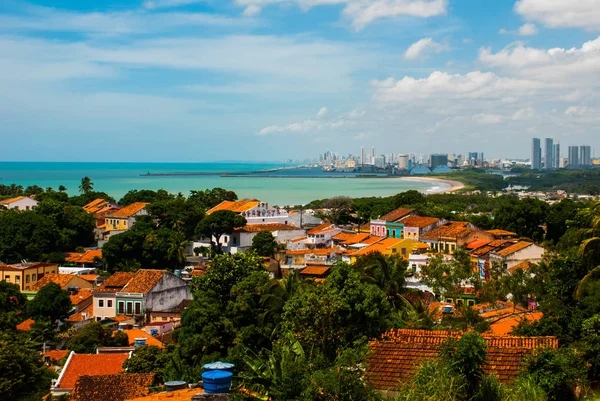 Olinda, Brezilya: Alto da Se tepesinin tepesinden Olinda'nın tarihi merkezinin görünümü, arka planda Recife