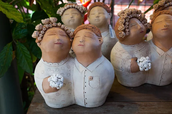 Olinda, Brazilië: Clay sculpturen geschilderd met levendige kleuren en gebruikt als huis decoratie in het noordoosten van Brazilië in Olinda en Recife, Pernambuco, Brazilië. — Stockfoto