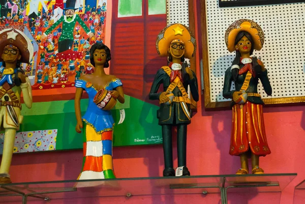 Ολίντα, Βραζιλία: γλυπτά πηλού ζωγραφισμένες με ζωηρά χρώματα και χρησιμοποιούνται ως οικιακή διακόσμηση στα βορειοανατολικά της Βραζιλίας σε Ολίντα και Ρεσίφε, Περναμπούκο, Βραζιλία. — Φωτογραφία Αρχείου