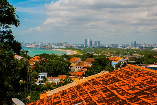 Olinda, Brezilya: Alto da Se tepesinin tepesinden Olinda'nın tarihi merkezinin görünümü, arka planda Recife