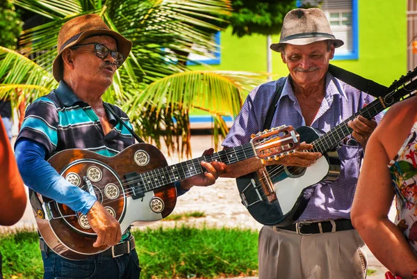Olinda, Brezilya: Sokak müzisyenleri para kazanmak için turistler için gitar çalmak