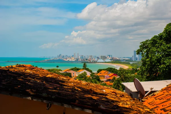 Olinda, Brasil: Uma vista do centro histórico de Olinda do alto da colina do Alto da Se, Recife ao fundo — Fotografia de Stock