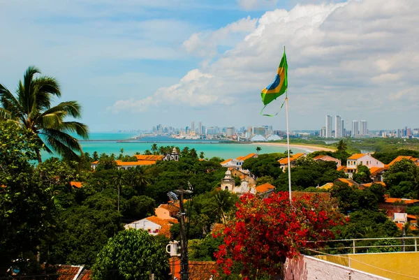 Olinda, Brasil: Uma vista do centro histórico de Olinda do alto da colina do Alto da Se, Recife ao fundo — Fotografia de Stock