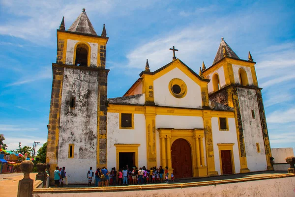 Kolonialne budynki historycznego brazylijskiego miasta Olinda w Pernambuco, Brazylia z brukowanymi uliczkami i Kościołem katolickim o wschodzie słońca. — Zdjęcie stockowe