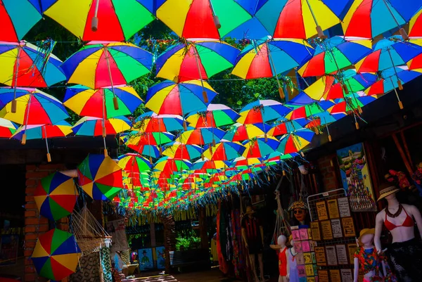 Olinda, Brazilië: markt bedekt met typische kleurrijke parasols uit Pernambuco met souvenirwinkels in het historische centrum van Olinda — Stockfoto