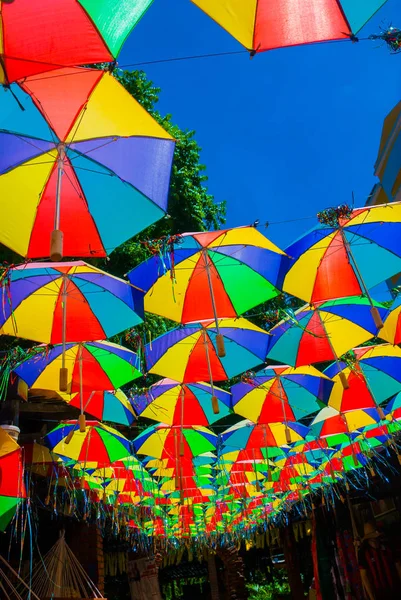 Olinda, Brasil: Mercado cubierto con típicos paraguas coloridos de Pernambuco con tiendas de souvenirs en el centro histórico de Olinda — Foto de Stock