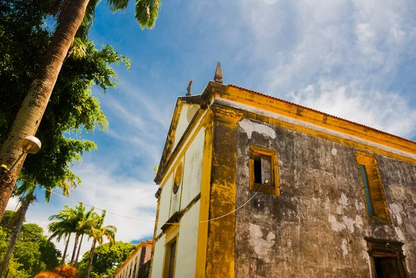 Kolonialne budynki historycznego brazylijskiego miasta Olinda w Pernambuco, Brazylia z brukowanymi uliczkami i Kościołem katolickim o wschodzie słońca. — Zdjęcie stockowe