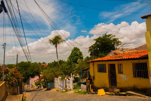 Olinda, Brasil: Calle empedrada en la histórica ciudad brasileña de Olinda con casas de arquitectura colonial — Foto de Stock