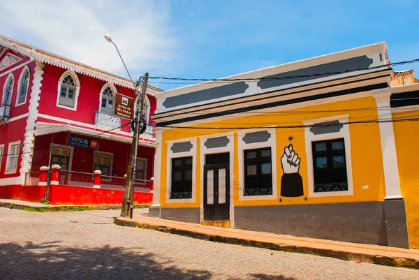 Олинда, Бразилия: мощеная улица в историческом бразильском городе Олинда с колониальными архитектурными домами — стоковое фото