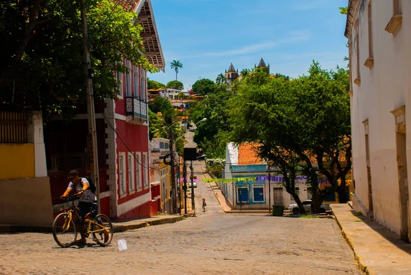 Olinda, Pernambuco, Brasilien: de historiska gatorna i Olinda i Pernambuco, Brasilien med sina kullerstenar och byggnader daterade från 17th century när Brasilien var en portugisisk koloni. — Stockfoto