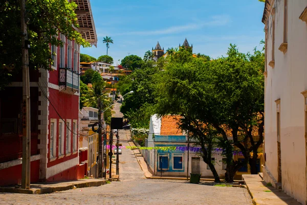 Olinda, Pernambuco, Brasilien: de historiska gatorna i Olinda i Pernambuco, Brasilien med sina kullerstenar och byggnader daterade från 17th century när Brasilien var en portugisisk koloni. — Stockfoto