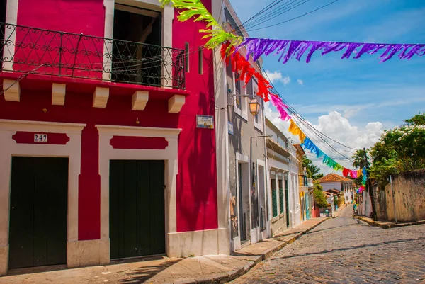 Olinda, Pernambuco, Brazil: The historic streets of Olinda in Pernambuco, Brazil with its cobblestones and buildings dated from the 17th century when Brazil was a Portuguese colony. — Stock Photo, Image