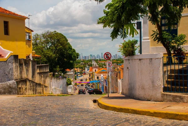 Olinda, Pernambuco, Brasilien: de historiska gatorna i Olinda i Pernambuco, Brasilien med sina kullerstenar och byggnader daterade från 17th century när Brasilien var en portugisisk koloni. — Stockfoto