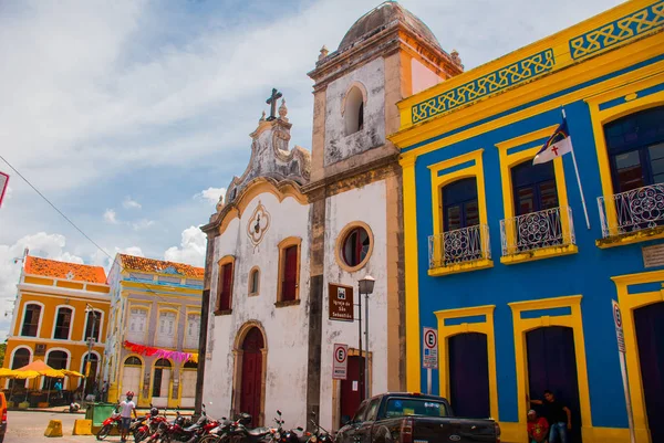 奥林达，伯南布哥，巴西：奥林达是巴西东北海岸的一个殖民小镇。它建在陡峭的山坡上，独特的建筑，巴洛克式教堂和彩绘的房子. — 图库照片