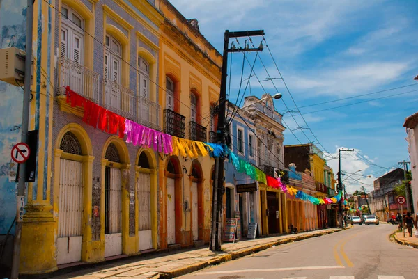 Olinda, Pernambuco, Brasil: Las calles históricas de Olinda en Pernambuco, Brasil con sus adoquines y edificios datan del siglo XVII cuando Brasil era una colonia portuguesa . — Foto de Stock