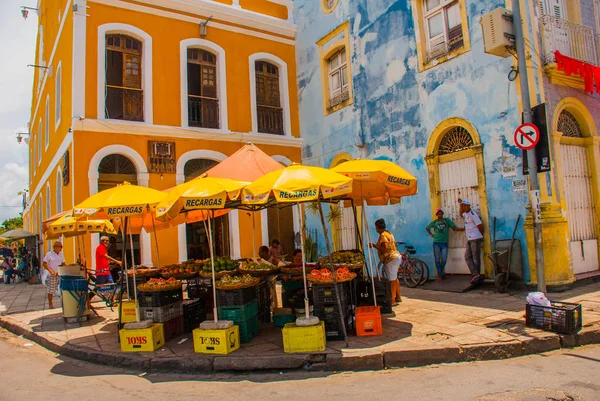 Olinda, Pernambuco, Brazylia: historyczne ulice Olinda w Pernambuco, Brazylia z bruku i budynków z XVII wieku, kiedy Brazylia była kolonią portugalską. — Zdjęcie stockowe