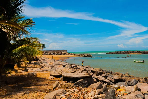 Olinda, Pernambuco, Brasil: Bela paisagem com vista para a praia de Olinda. Nadar é perigoso aqui. Os tubarões nadam. . — Fotografia de Stock