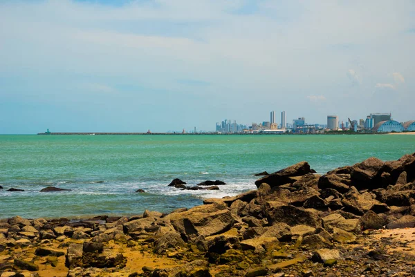 Olinda, Pernambuco, Brezilya: Olinda plaja bakan güzel manzara. Yüzmek burada tehlikelidir. Uzakta, Recife şehir