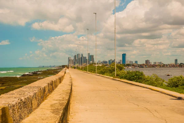 RECIFE, PERNAMBUCO, BRESIL : Recife, la capitale du Pernambouc au nord-est du Brésil, se distingue par ses nombreuses rivières, ponts, îlots et péninsules . — Photo