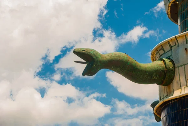 RECIFE, PERNAMBUCO, BRESIL : Parc d'Haborside sur un récif avec des œuvres uniques du célèbre sculpteur brésilien Francisco Brennand . — Photo