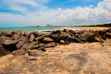 Olinda, Pernambuco, Brezilya: Olinda plaja bakan güzel manzara. Yüzmek burada tehlikelidir. Uzakta, Recife şehir