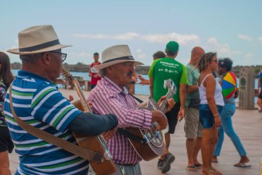 Recife, Brezilya: Sokak müzisyenleri para kazanmak için turistler için gitar çalmak