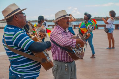 Recife, Brezilya: Sokak müzisyenleri para kazanmak için turistler için gitar çalmak