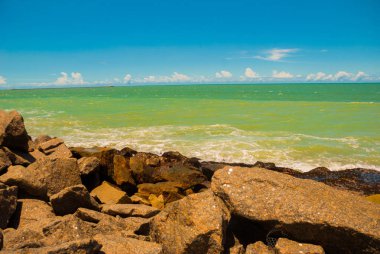 Recife, Pernambuco, Brezilya: Kayaların ve turkuaz denizmanzaralı güzel manzara.