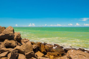 Recife, Pernambuco, Brezilya: Kayaların ve turkuaz denizmanzaralı güzel manzara.