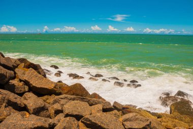 Recife, Pernambuco, Brezilya: Kayaların ve turkuaz denizmanzaralı güzel manzara.